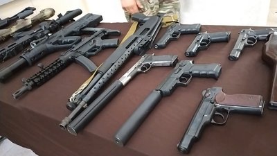 Хмельницькі поліцейські влаштували виставку зброї з нагоди професійного свята Хмельницькі поліцейські влаштували виставку зброї з нагоди професійного свята