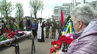 У Житомирі попрощалися з військовим 13 окремого десантно-штурмового батальйону Дмитром Надолинським У Житомирі попрощалися з військовим 13 окремого десантно-штурмового батальйону Дмитром Надолинським