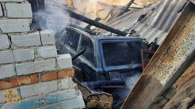 На Дніпропетровщині згоріла автівка разом із гаражем