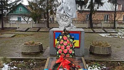 На Рівненщині розслідують хто поклав вінок з комуністичним надписом На Рівненщині розслідують хто поклав вінок з комуністичним надписом