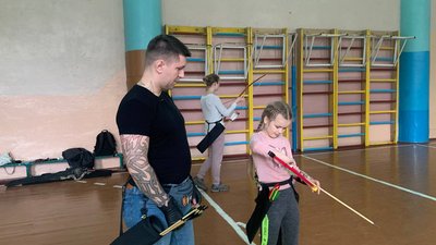 Переселенець у Тернополі організував заняття зі стрільби з лука