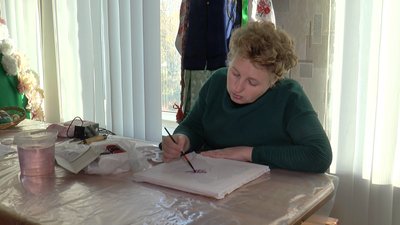 Розмальовує картини та одяг. Художниця Наталія Камерська. СУСПІЛЬНЕ | ВІДЕОНОВИНИ