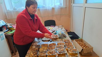 Понад дві з половиною тонни домашніх страв відправили до свят воїнам ЗСУ жителі Вільшанської громади на Житомирщині Понад дві з половиною тонни домашніх страв відправили до свят воїнам ЗСУ жителі Вільшанської громади на Житомирщині