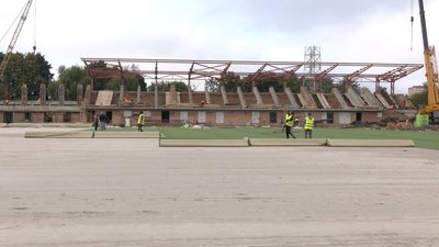 На рівненському "Авангарді" вкладають футбольний газон. Як це виглядає