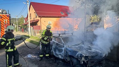 На Закарпатті згоріла машина через заправку пальним із каністри