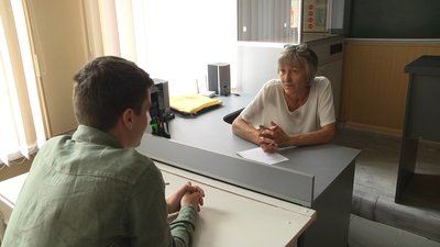 Аліна Корнієнко намагається доступно та цікаво пояснювати учням матеріал з хімії, серпень 2023. Фото: Суспільне Хмельницький Аліна Корнієнко намагається доступно та цікаво пояснювати учням матеріал з хімії, серпень 2023. Фото: Суспільне Хмельницький