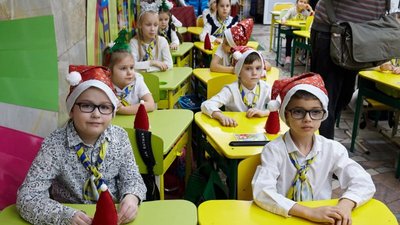 Діти навчаються на одній зі станцій метро, грудень 2023 року