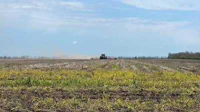"Орки стояли за поле від нас": у Криворізькому районі стартувала посівна
