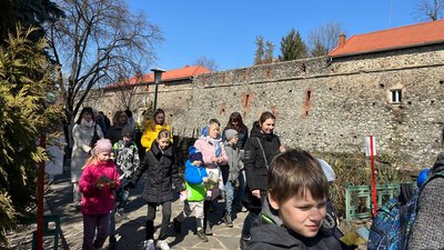 В Ужгороді провели екскурсію-квест для дітей вимушених переселенців В Ужгороді провели екскурсію-квест для дітей вимушених переселенців
