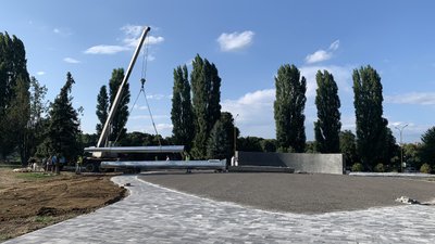 В Ужгороді почали збирати флагшток, який мають встановити до 30-річчя незалежності України