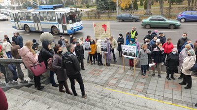 У Полтаві жителі багатоповерхівки влаштували пікет У Полтаві жителі багатоповерхівки влаштували пікет