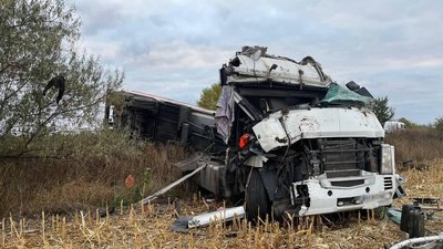 На трасі у Харківській області перекинувся бензовоз з 10 тоннами палива На трасі у Харківській області перекинувся бензовоз з 10 тоннами палива