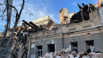 Наслідки удару РФ поблизу будівлі Харківської ОДА 28 серпня: фоторепортаж