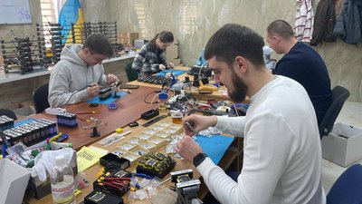 Родичі та друзі допомагають Степану Зазуляку виробляти безпілотники Родичі та друзі допомагають Степану Зазуляку виробляти безпілотники