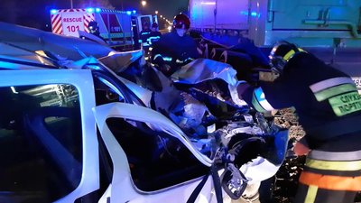 Рівне: легковик зім'яло від удару об вантажівку Рівне: легковик зім'яло від удару об вантажівку