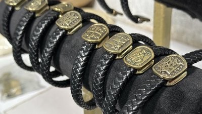 В Ужгороді скульптор-волонтер виготовляє браслети із відстріляних гільз В Ужгороді скульптор-волонтер виготовляє браслети із відстріляних гільз