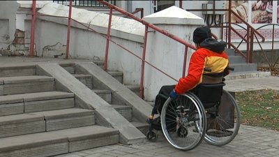 "Водії давали жилетки, щоб було видно". Сумчани з інвалідністю показали, як пересуваються Троїцькою "Водії давали жилетки, щоб було видно". Сумчани з інвалідністю показали, як пересуваються Троїцькою