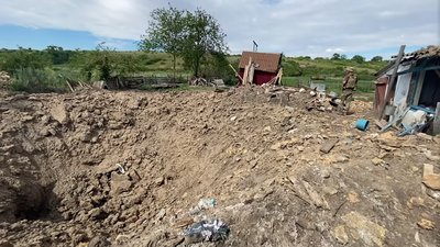 У селі на Миколаївщині під завалами від російської авіабомби шукають місцеву лікарку та її онуку