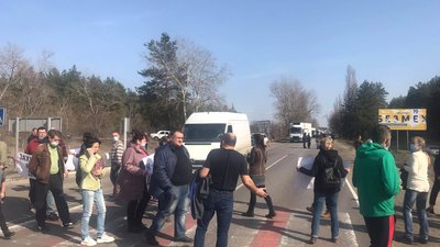 На Луганщині протестувальники перекрили дорогу На Луганщині протестувальники перекрили дорогу