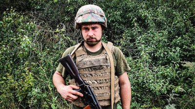 Ворожі снаряди влучили в сусідню хату, ми мали кілька секунд, щоб добігти до укриття, — військовий 128-ї бригади Андрій