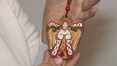 Черкащанка створює ялинкові прикраси Черкащанка створює ялинкові прикраси