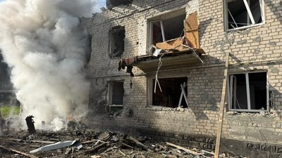 Горить будівля у Балаклії