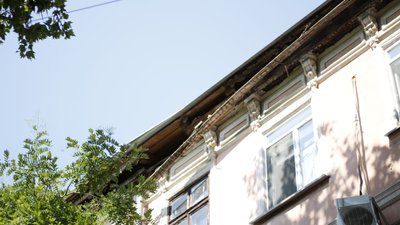 У будинку в центрі Одеси обвалилася частина карнизу