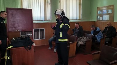 У Полтаві пожежники навчають добровольців гасити вогонь та працювати у спецобладнанні У Полтаві пожежники навчають добровольців гасити вогонь та працювати у спецобладнанні