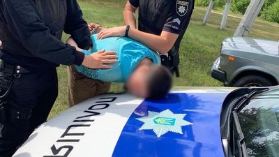Хотів повернути дітей: у селі на Чернігівщині п'яний чоловік порубав сокирою двері та вікно сільради Хотів повернути дітей: у селі на Чернігівщині п'яний чоловік порубав сокирою двері та вікно сільради