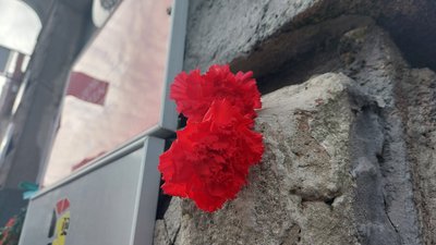 Харків'яни приносять квіти до почесного консульства Туреччини