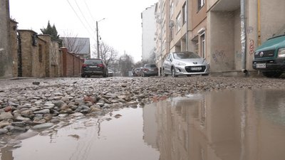 "Як у найгіршому селі". Франківці скаржаться на дороги в місцевих дворах