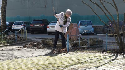Дороги у Луцьку почали прибирати від залишків протиожеледних сумішей Дороги у Луцьку почали прибирати від залишків протиожеледних сумішей