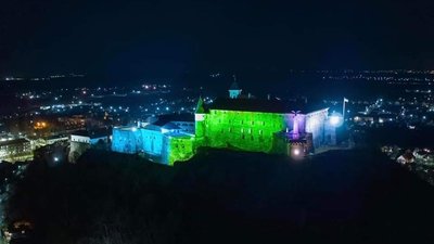 На підтримку українців з рідкісними захворюваннями підсвітили Мукачівський замок