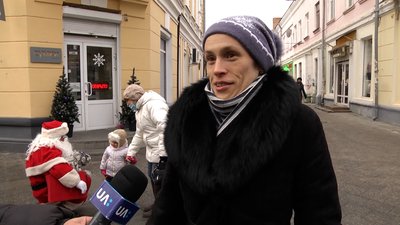 У Житомирі Санта-Клаус із керованою лялькою-тигром дає мінівистави на вулиці У Житомирі Санта-Клаус із керованою лялькою-тигром дає мінівистави на вулиці