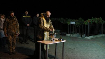Пірнають у Південний Буг: у Хмельницькому відзначають Водохреще Пірнають у Південний Буг: у Хмельницькому відзначають Водохреще
