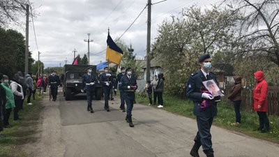 На Полтавщині прощаються із Віктором Городніченком, який помер після поранення на Донеччині На Полтавщині прощаються із Віктором Городніченком, який помер після поранення на Донеччині