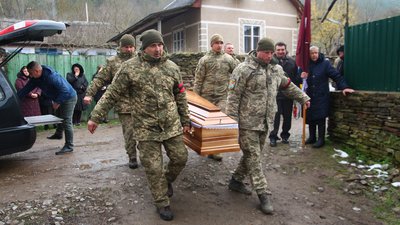 На Тернопільщині в останню дорогу провели військовослужбовця Івана Кміле На Тернопільщині в останню дорогу провели військовослужбовця Івана Кміле