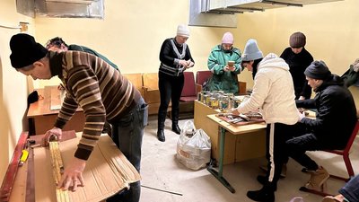 Жителі Ірпеня виготовляють окопні свічки для ЗСУ Жителі Ірпеня виготовляють окопні свічки для ЗСУ