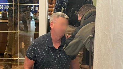 засновник БФ переправляв чоловіків