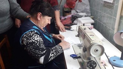 В Устинівці шиють захисні маски, які безкоштовно роздають жителям району В Устинівці шиють захисні маски, які безкоштовно роздають жителям району