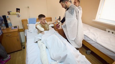 Володимир Зеленський відвідав поранених військових у львівському госпіталі Володимир Зеленський відвідав поранених військових у львівському госпіталі