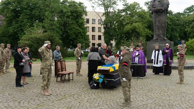 В Ужгороді попрощалися із полеглим захисником Віктором Зацариніним В Ужгороді попрощалися із полеглим захисником Віктором Зацариніним