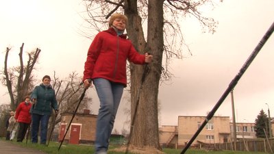 У Черкасах пенсіонери займаються скандинавською ходьбою У Черкасах пенсіонери займаються скандинавською ходьбою