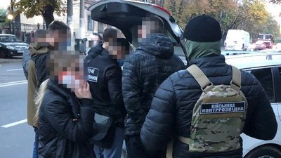 60 тисяч доларів за керівну посаду: в Одесі затримали підозрювану в спробі передати хабар 60 тисяч доларів за керівну посаду: в Одесі затримали підозрювану в спробі передати хабар