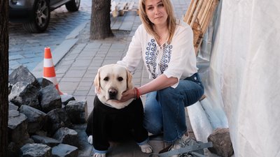 Лабрадор у вишиванці та його власниця Лабрадор у вишиванці та його власниця