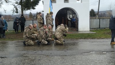 Люди на колінах зустрічали полеглого воїна Дмитра Кияненка Люди на колінах зустрічали полеглого воїна Дмитра Кияненка