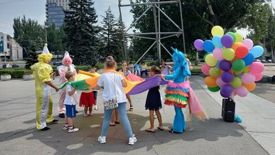 Святкова форма протесту: у Запоріжжі батьки влаштували свято, щоб висловити незгоду з реформою шкіл