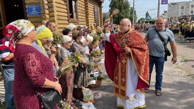 Пікап для ЗСУ: в Черкасах представники православного храму передали автівку захисникам України Пікап для ЗСУ: в Черкасах представники православного храму передали автівку захисникам України