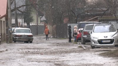 "Як у найгіршому селі". Франківці скаржаться на дороги в місцевих дворах