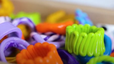 Тернополянка виготовляє персні з полімерної глини Тернополянка виготовляє персні з полімерної глини